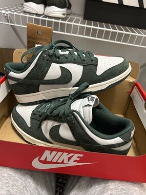 Nike Low-Top Sneakers - Forest Green & White